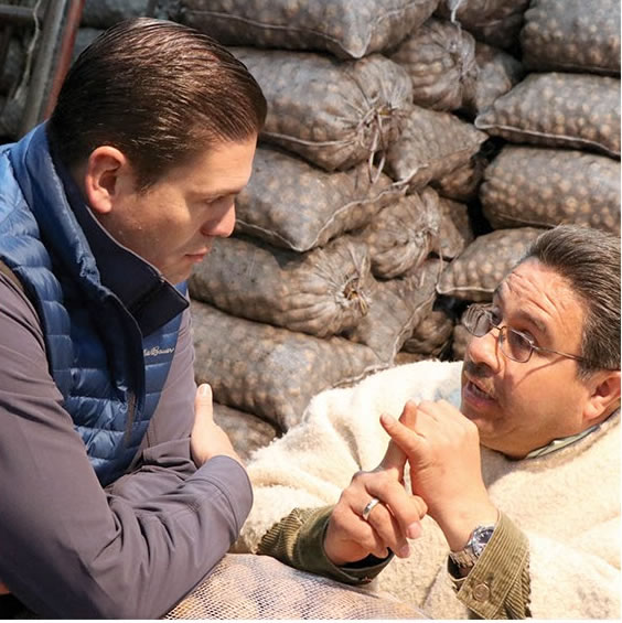 Juan Carlos Pinzón escuchando