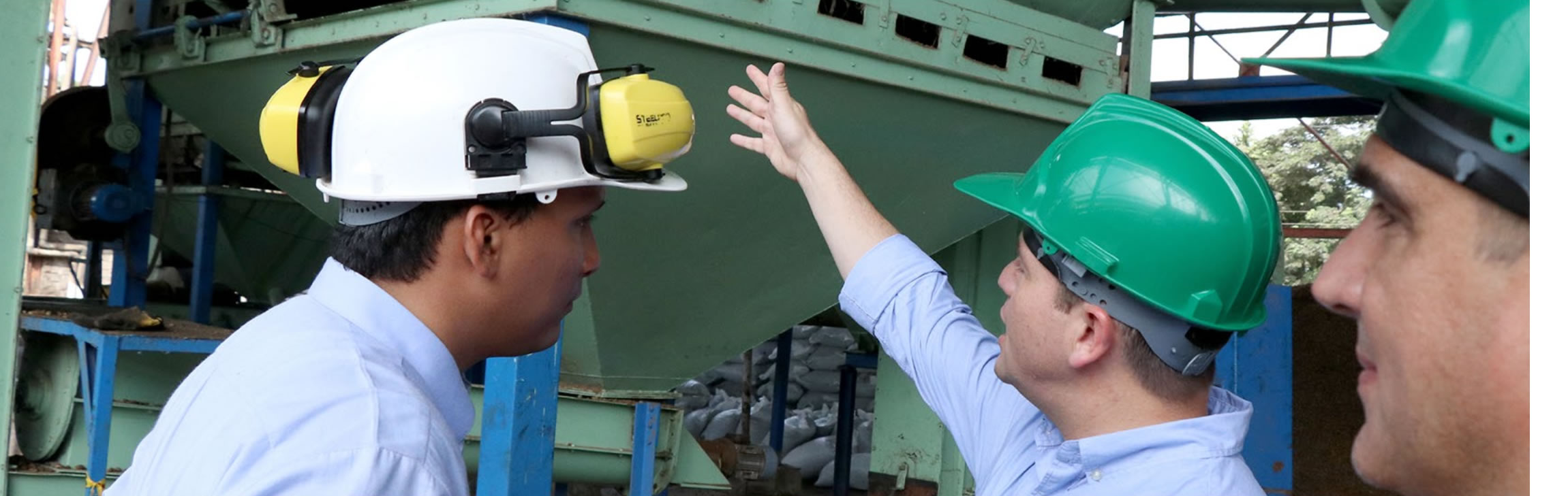 Juan Carlos Pinzón con trabajadores